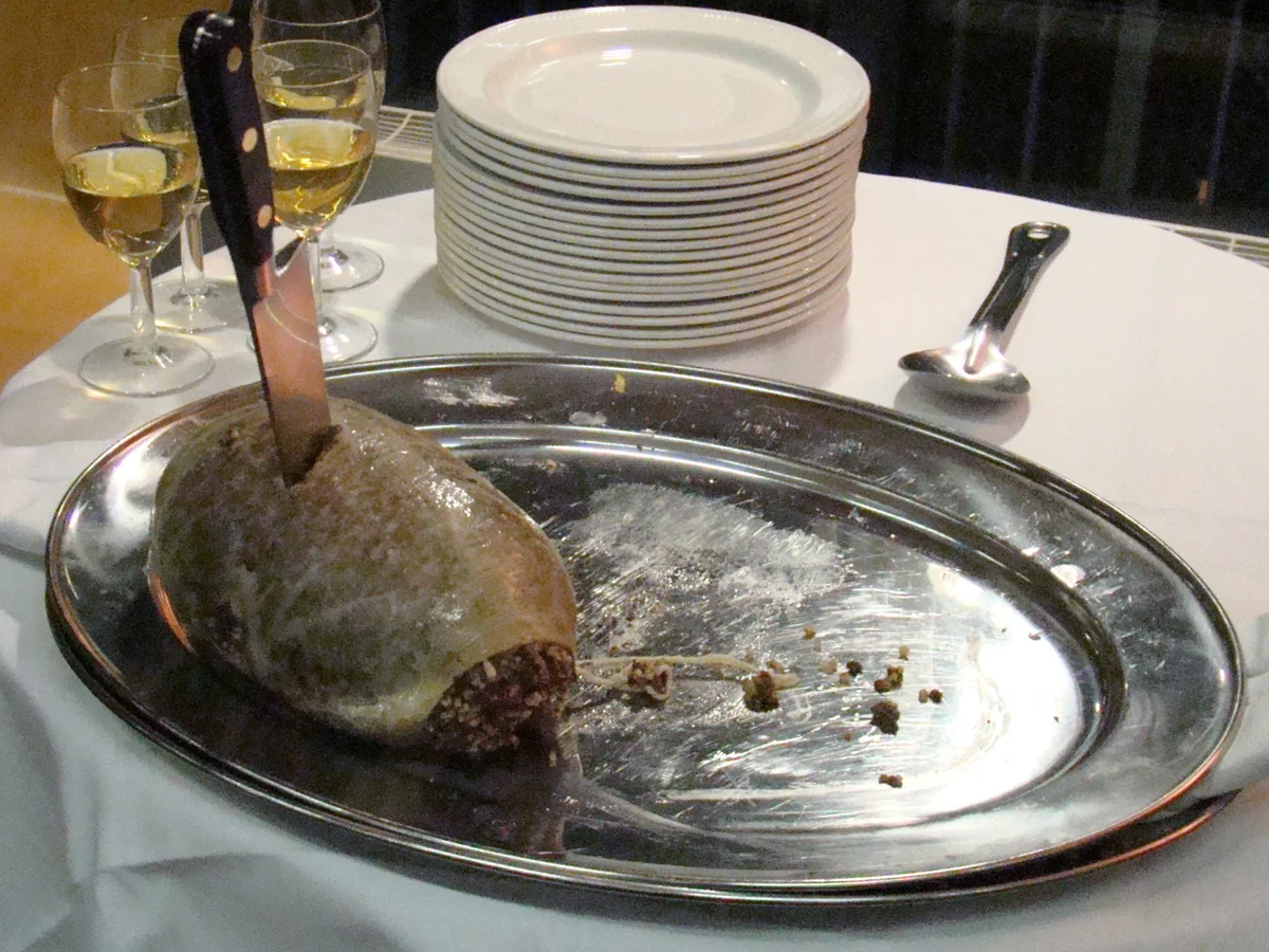Haggis na podnose s nožem, připravený k slavnostnímu proslovu před podáváním